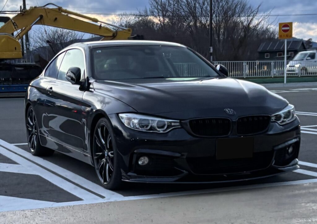 商業施設の駐車場に停めた中古輸入車のBMW