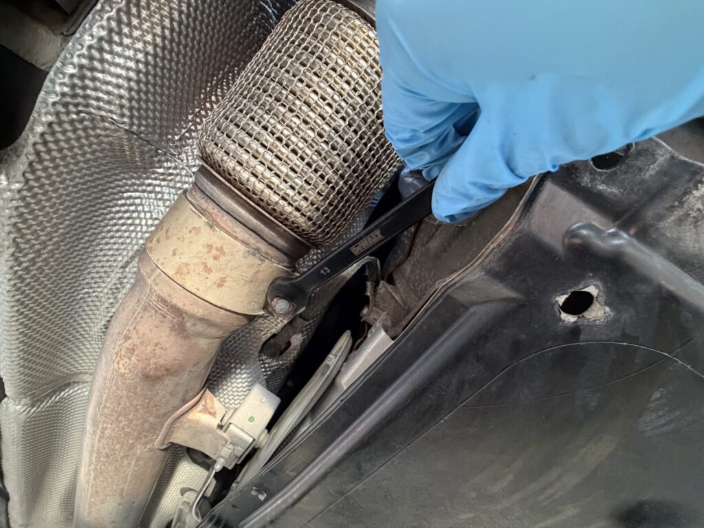 BMW420iのダウンパイプ交換をしている様子