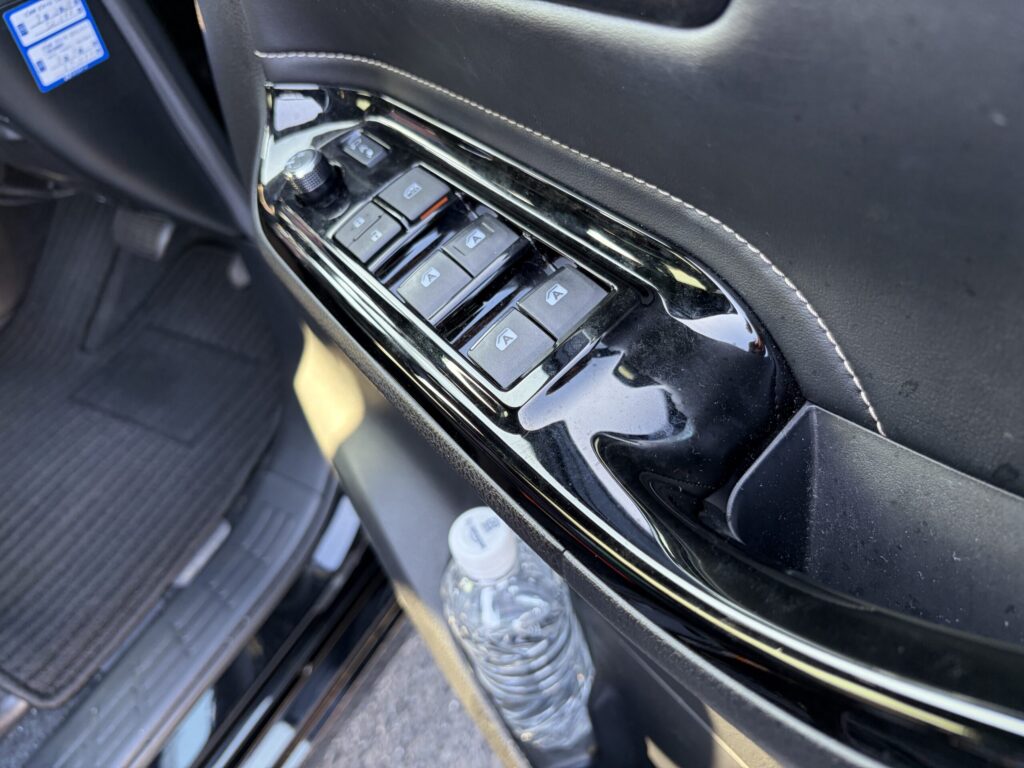 手垢とホコリで汚れた車のドアハンドル周り(清掃前)