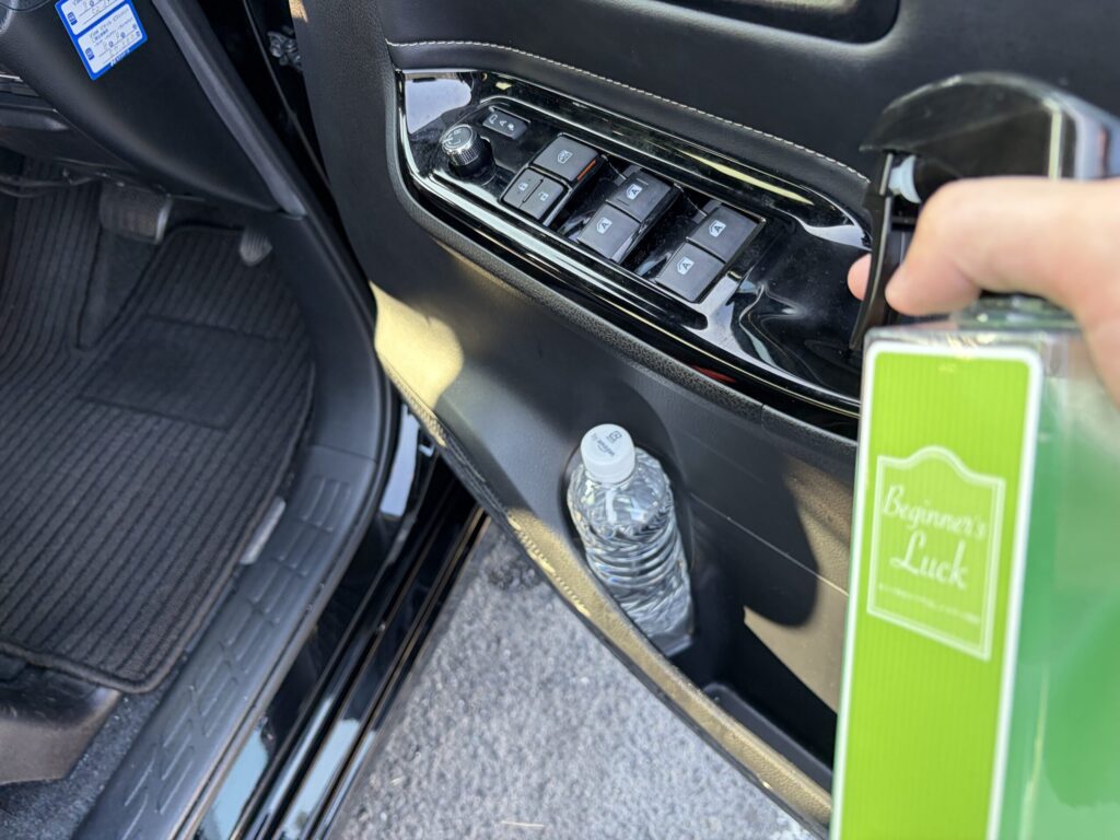 手垢とホコリで汚れた車のドアハンドル周りを清掃中