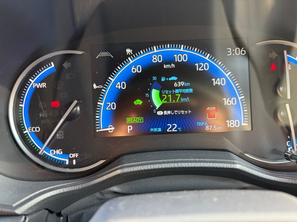 90ヴォクシー ハイブリッドのメーター。リセット間平均燃費21.7km/L、外気温22℃の表示