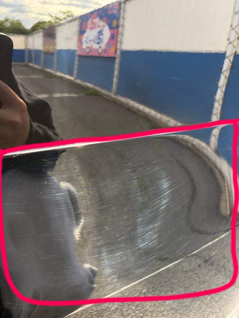 黒い車にクリーナーワックスを施工した後の鏡面ボディ