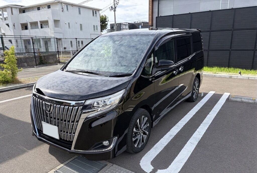 黒い車にクリーナーワックスを施工した後の鏡面ボディ