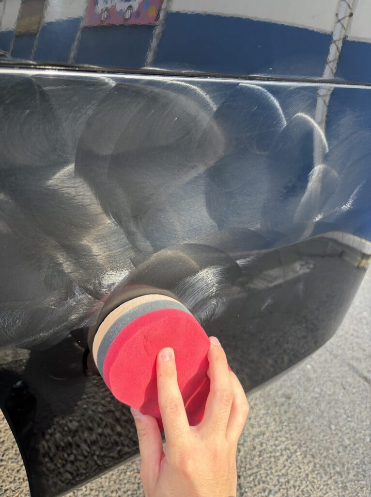 黒い車にクリーナーワックスを施工した後の鏡面ボディ