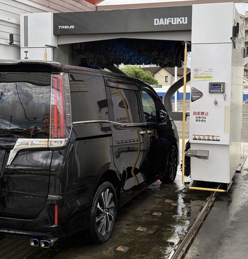 黒い車にクリーナーワックスを施工した後の鏡面ボディ