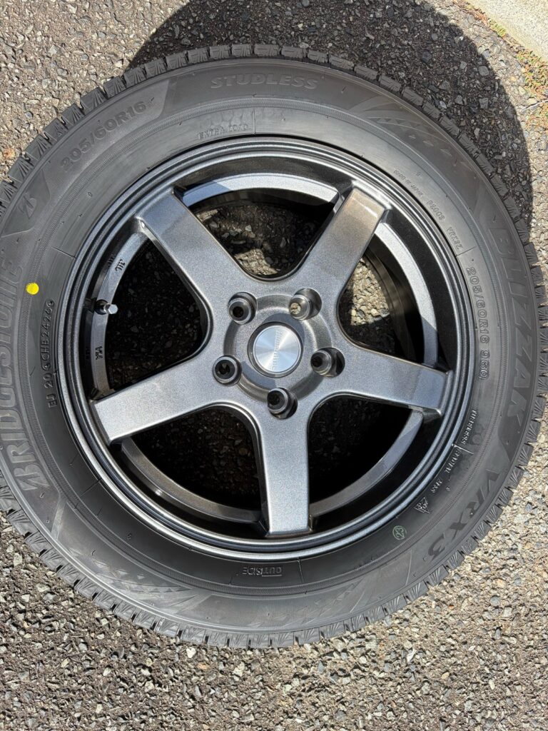 HUMANLINE HS-09 ダークグレーのホイールに付いた BLIZZAK VRX3