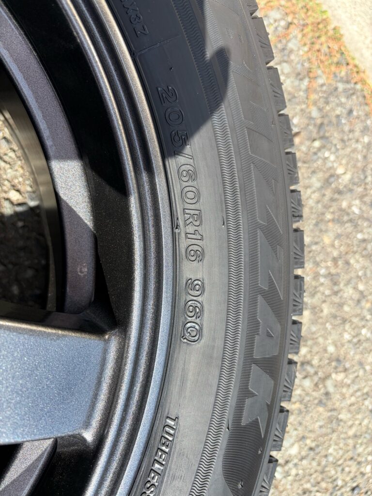 タイヤの横に刻まれた 205/60R16 96Q の文字