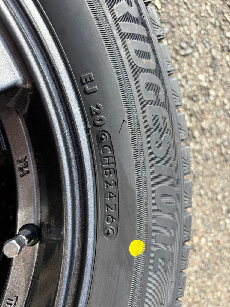 タイヤの横の製造番号の刻印。後ろ4桁が2426
