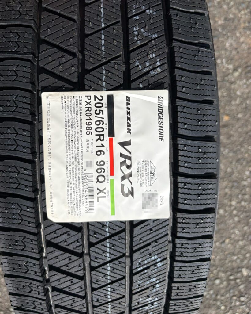 BLIZZAK VRX3 205/60R16 96Q XL と書かれたタイヤのラベル